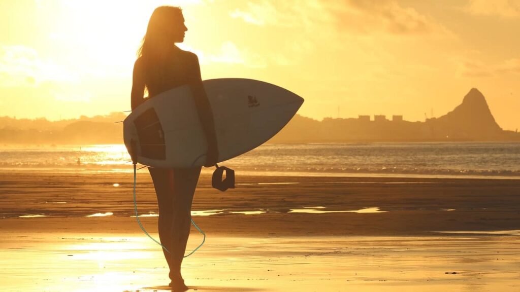 femme surfeuse surf